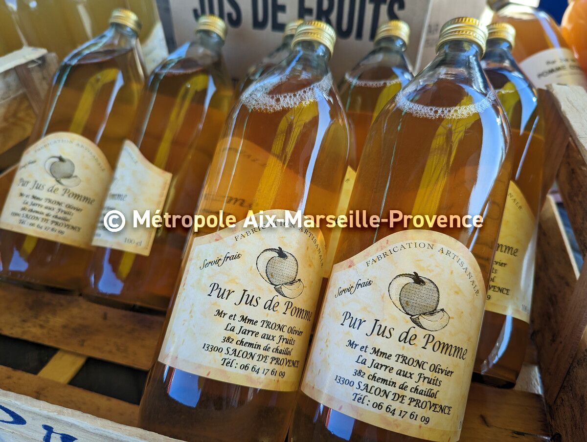 Bouteilles de pur jus de pomme